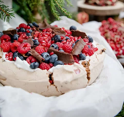SUSPIRO DE CHOCOLATE, NATAS, ROMÃ, FRUTOS SILVESTRES E RASPAS DE CHOCOLATE