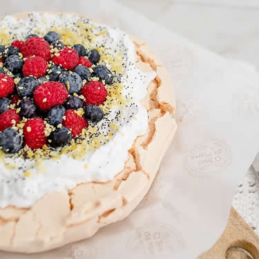 SUSPIRO SIMPLES DE MOUSE DE LIMÃO E PEQUENOS FRUTOS