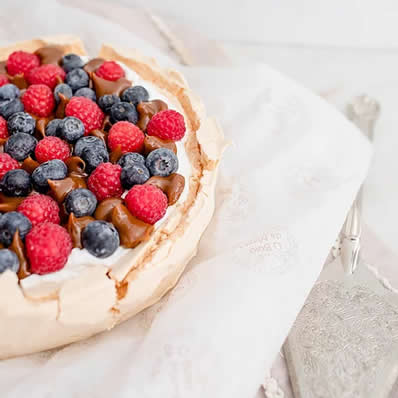 SUSPIRO SIMPLES DE NATAS E PEQUENOS FRUTOS